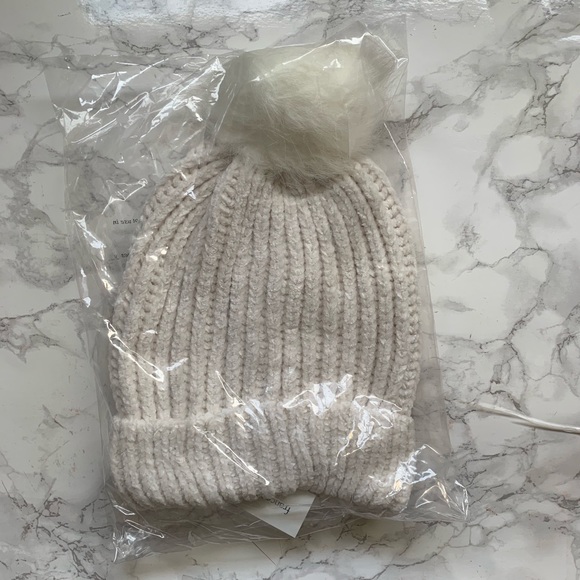White Pompom beanie - Picture 5 of 5